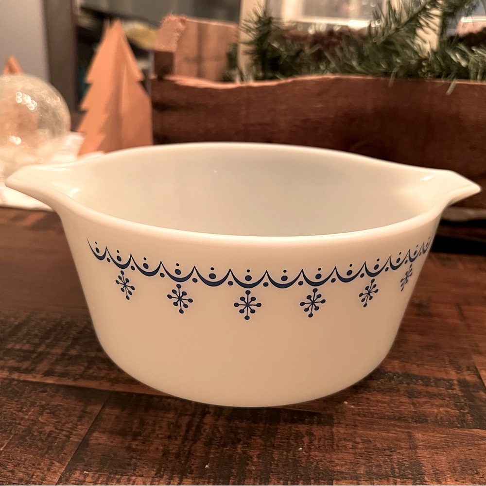 Vintage Snowflake Garland 472 Casserole- No Lid